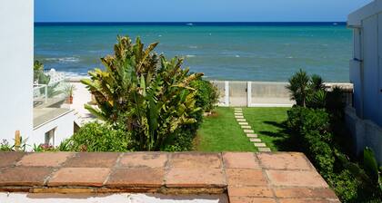 Golden Bay beach house by Lica