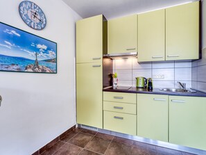 Kühlschrank, Mikrowelle, Kochgeschirr/Geschirr/Besteck