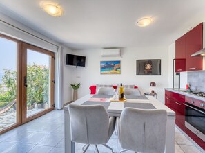 Kühlschrank, Ofen, Kochgeschirr/Geschirr/Besteck