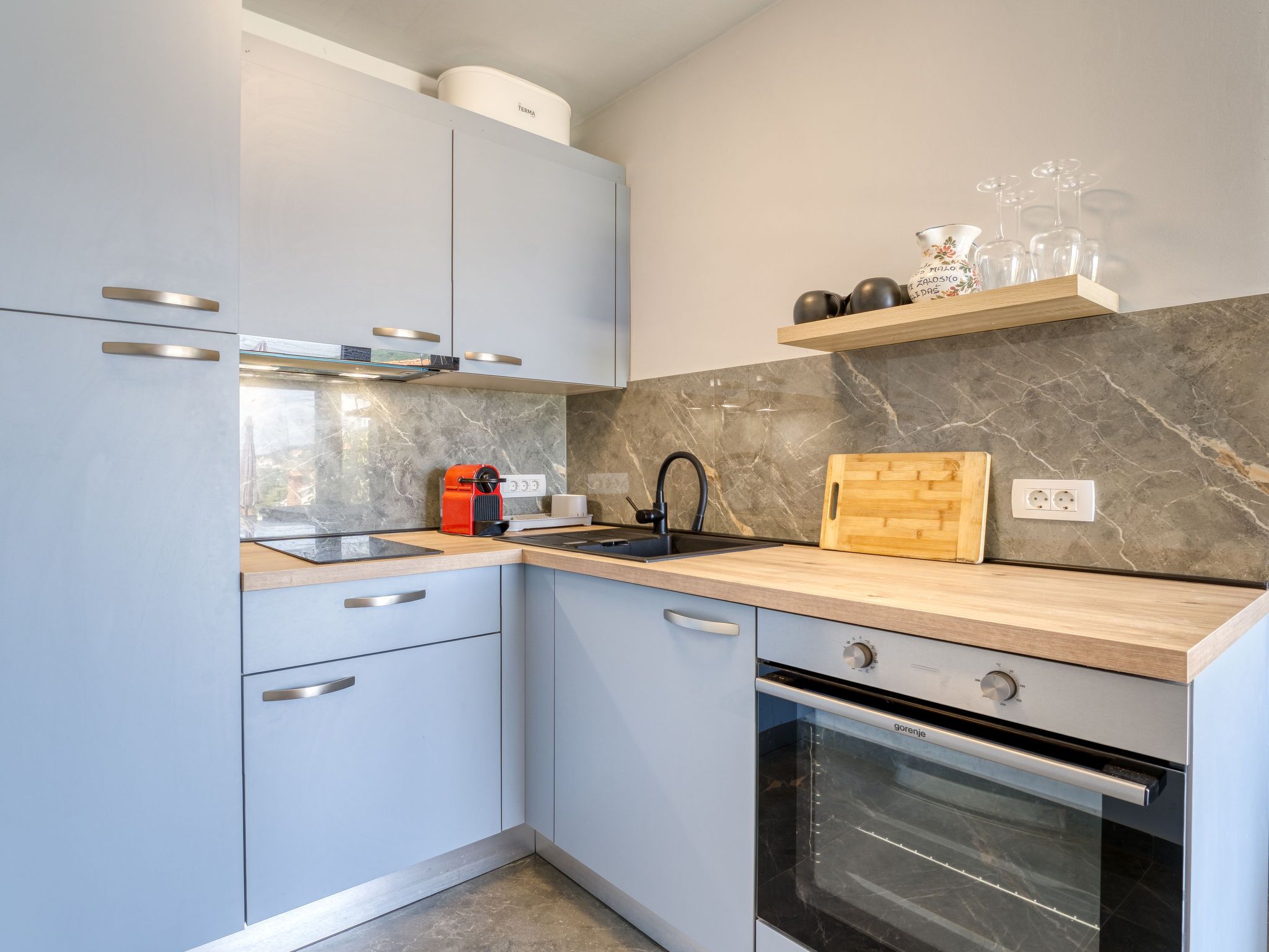 Kühlschrank, Ofen, Kochgeschirr/Geschirr/Besteck