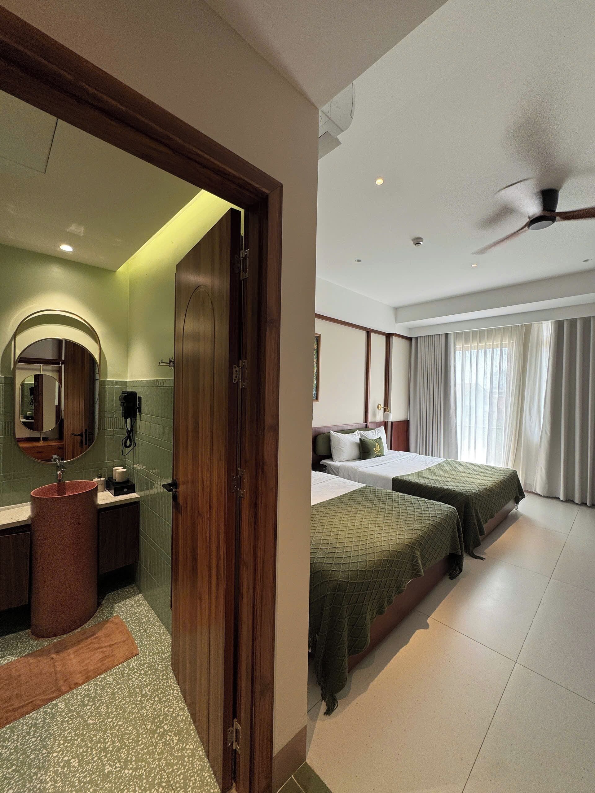 Habitación cuádruple familiar, balcón, vistas a la ciudad | Escritorio y espacio para trabajar con un portátil