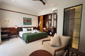 Suite estudio de lujo, balcón, vista a la ciudad | Escritorio, espacio para trabajar con laptop y insonorización 