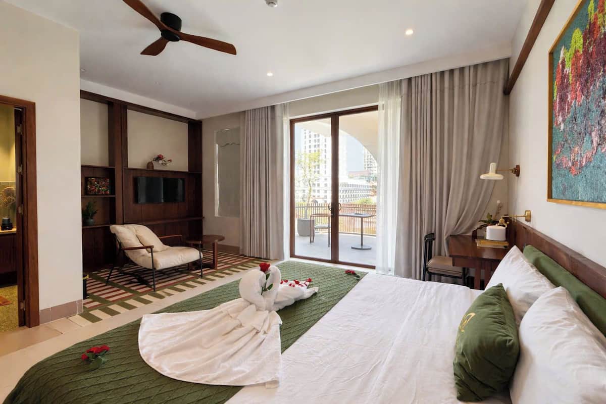 Luxury Studio Suite, Balcony, City View | Desk, laptop workspace, soundproofing, free WiFi