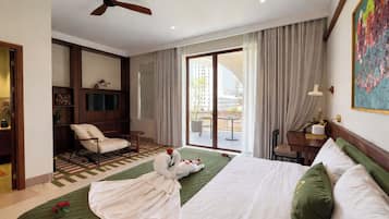 Luxury Studio Suite, Balcony, City View | Desk, laptop workspace, soundproofing, free WiFi