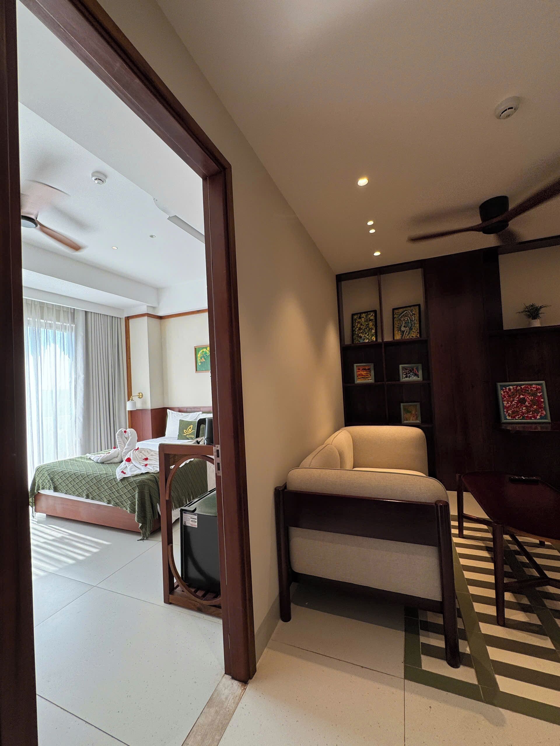 Suite de lujo, balcón, vistas a la ciudad | Escritorio y espacio para trabajar con un portátil