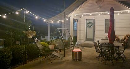 Feel right at home in the Heart of Hermann, with Trolly pick-up at front door.