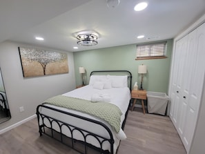 Een strijkplank/strijkijzer, reisbedje, gratis wifi, beddengoed