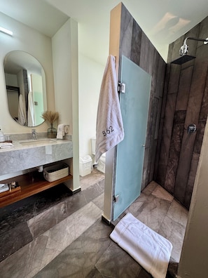 Dusche, Haartrockner, Handtücher, Seife