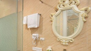 Standard Double Room | Bilik Mandi | Pancuran mandi, pengering rambut, selipar, bidet 