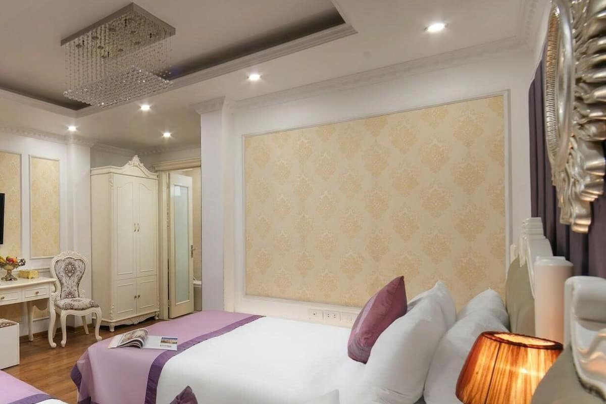 Habitación triple familiar, servicio de limpieza, en edificio contiguo | Camas con efecto memoria, minibar y caja de seguridad en la habitación