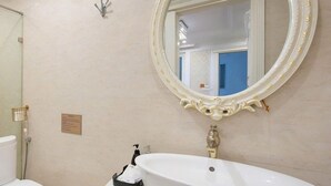 Pancuran mandi, pengering rambut, selipar, bidet 
