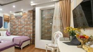 Family Triple Room, Pengemasan, Annex Building | Ruang tamu | 32 inci televisyen skrin rata dengan kabel, pencetak 