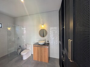 Regadera, secadora de cabello, bidet, toallas 