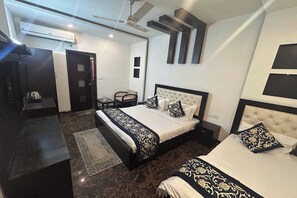 Triple Room | Blackout drapes, free WiFi, bed sheets