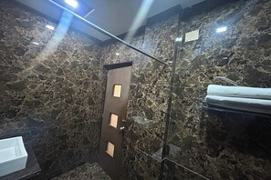 Suite | Bilik Mandi | Pancuran mandi, kelengkapan dandanan diri percuma, pengering rambut 