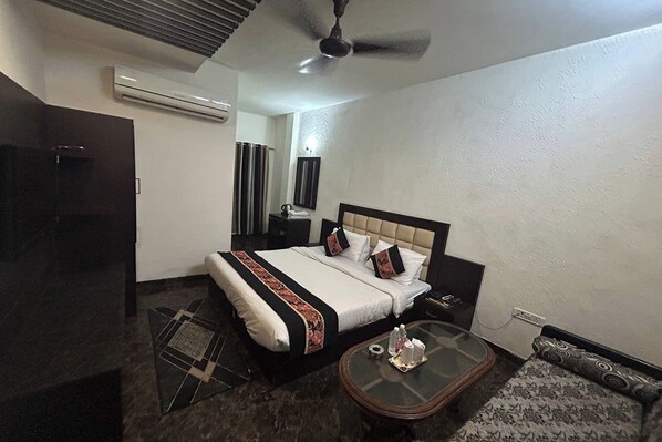 Deluxe Room | Blackout curtains, free WiFi, bed sheets