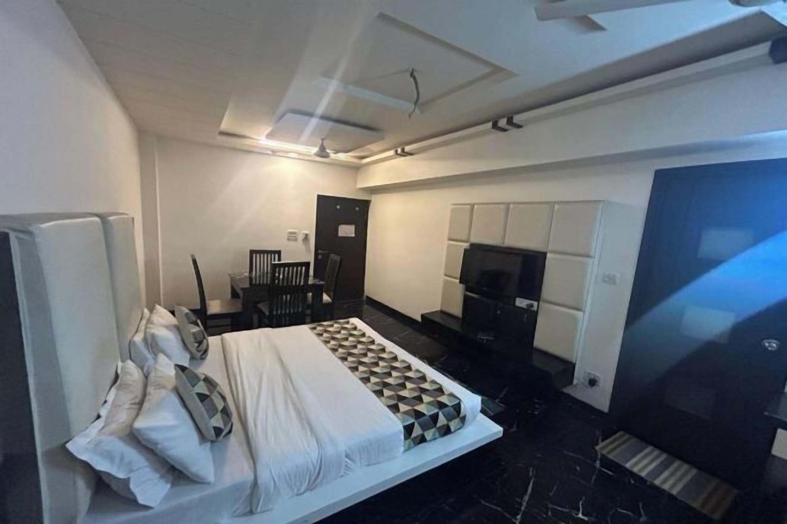 Cortinas blackout, wifi gratis y ropa de cama 