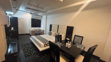 Suite | Blackout drapes, free WiFi, bed sheets