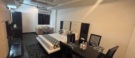 Suite | Blackout drapes, free WiFi, bed sheets