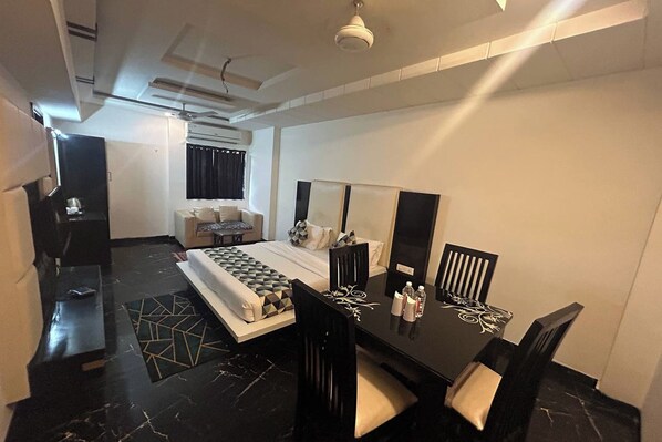 Suite | Blackout drapes, free WiFi, bed sheets