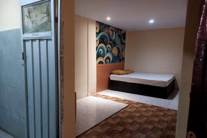 Desk, free WiFi, bed sheets - Hotel Warna (Palopo)