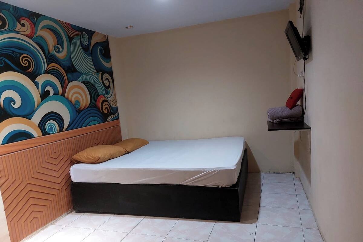 Desk, free WiFi, bed sheets