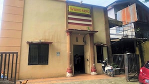 A building with a sign reading "Wisma Idola." - Guest House Idola Palopo (Palopo)