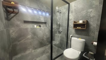 Deluxe-Zimmer | Badezimmer | Dusche, Regendusche, kostenlose Toilettenartikel, Bidet