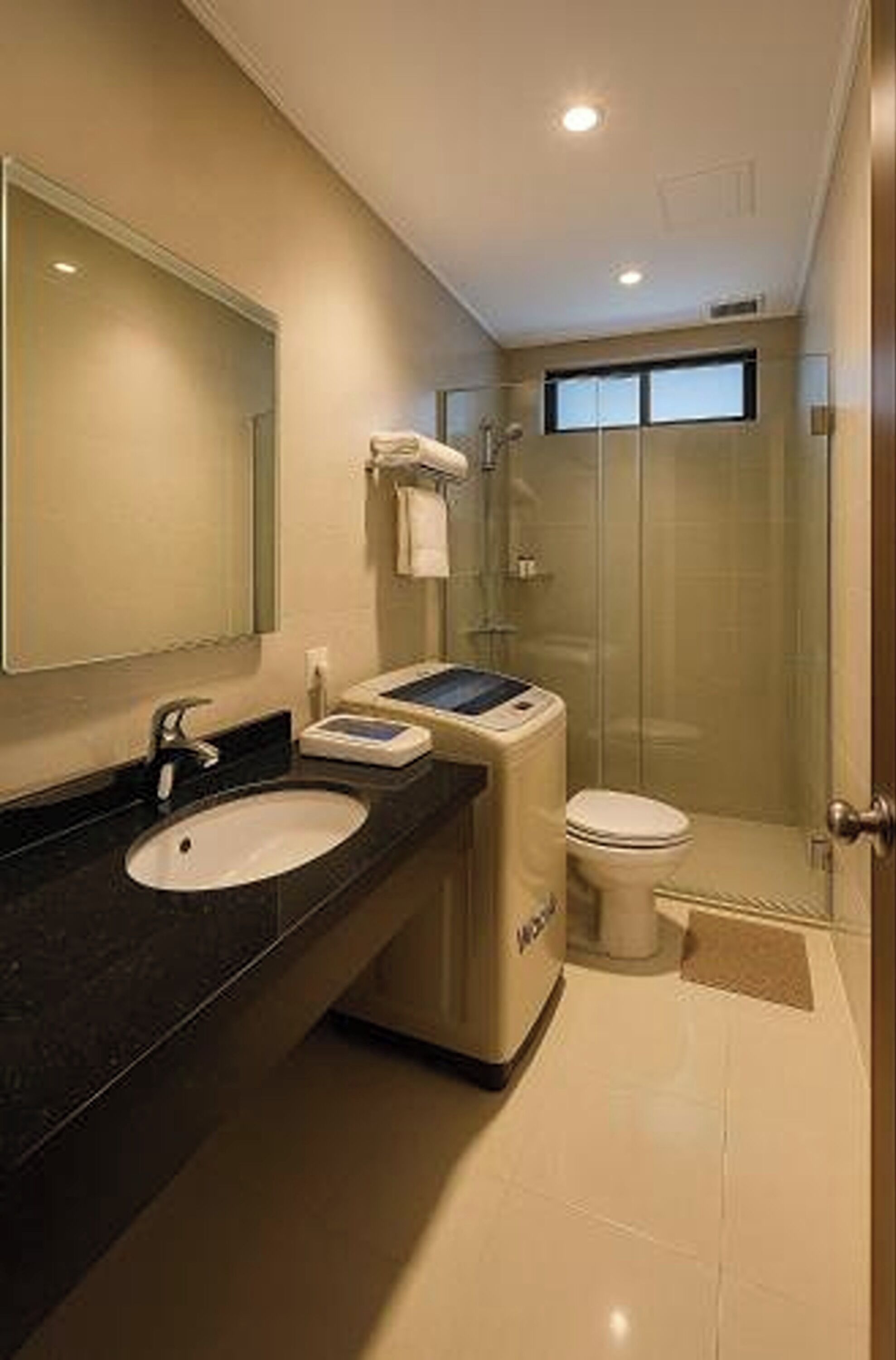 Superior Room | Bathroom | Shower, free toiletries, towels
