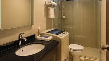 Superior Room | Bathroom | Shower, free toiletries, towels
