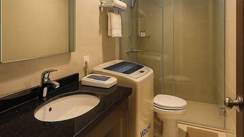 Deluxe Room | Bathroom | Shower, free toiletries, towels