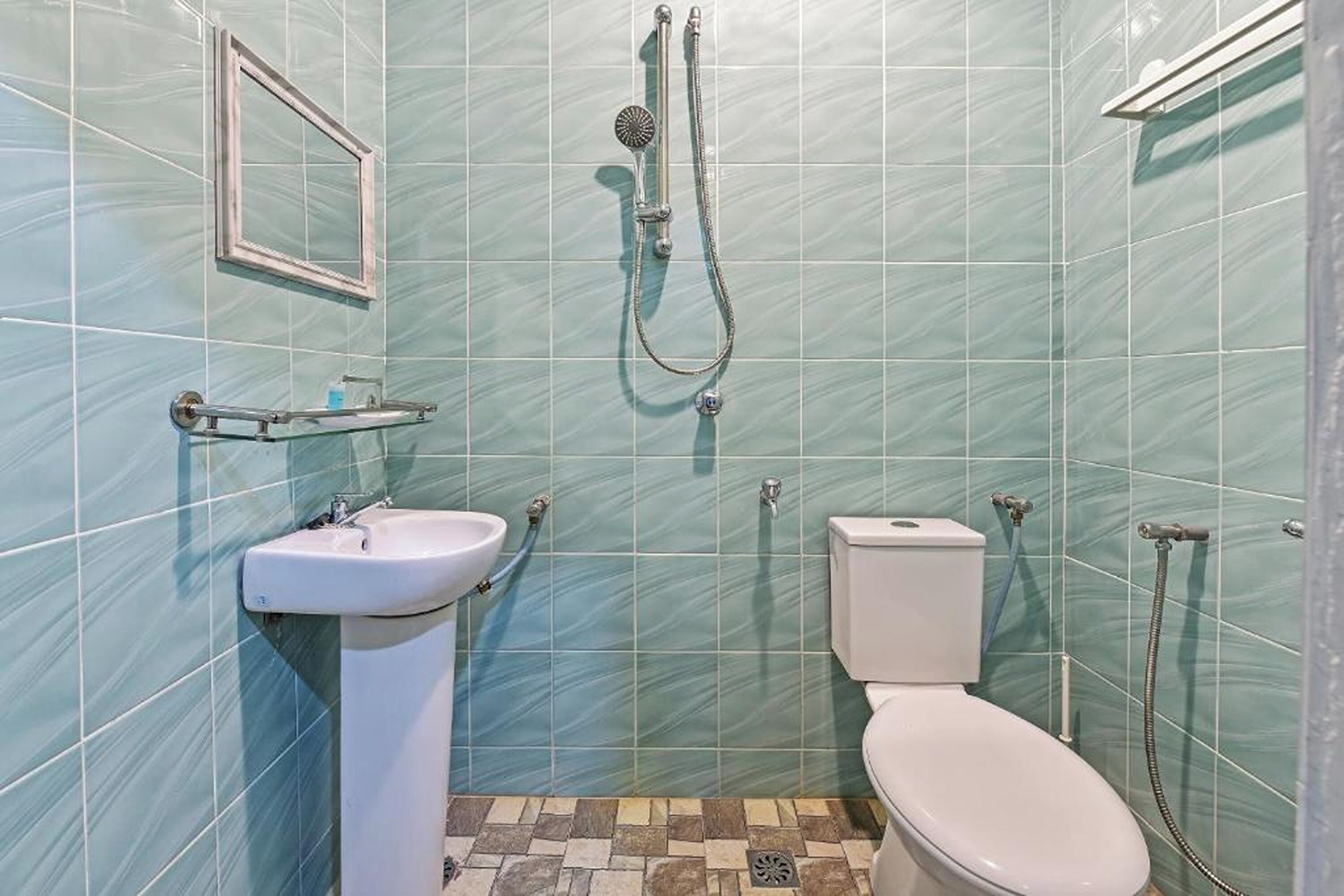 Ein Badezimmer mit Waschbecken, Toilette und Dusche.