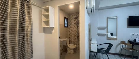 Chambre familiale | Salle de bain | Douche, serviettes fournies, savon, shampooing
