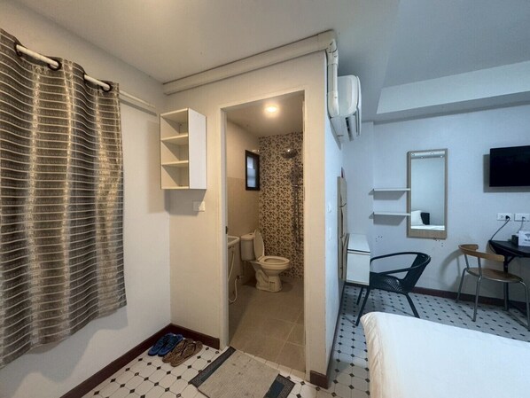 Family Room | Bathroom | Shower, towels, soap, shampoo - Sukhum Suvarnabhumi Airport Guest House (Bangkok)
