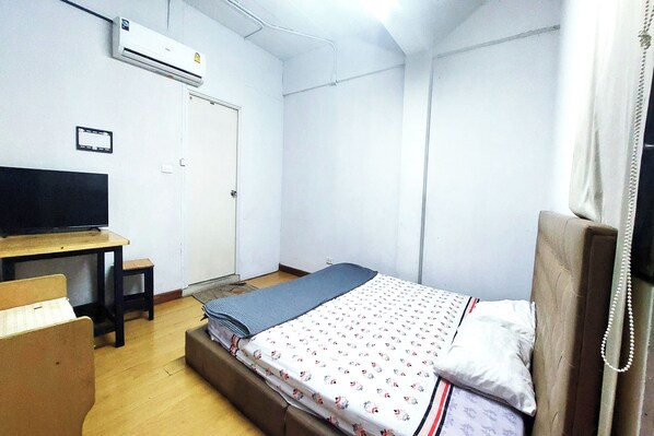 Blackout curtains, free WiFi, bed sheets