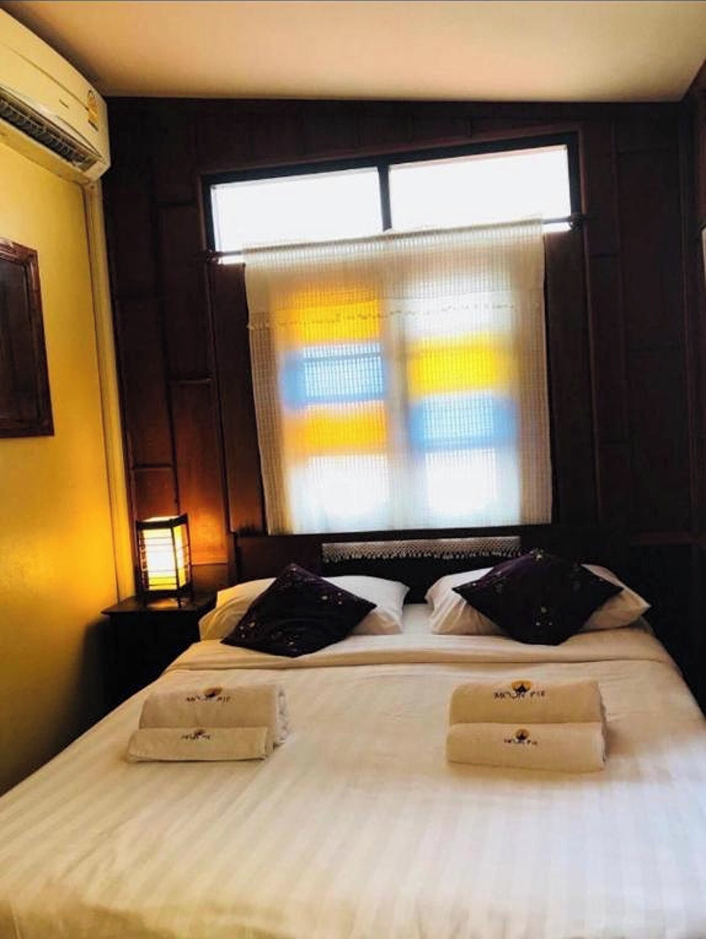 Escritorio, wifi gratis y ropa de cama 