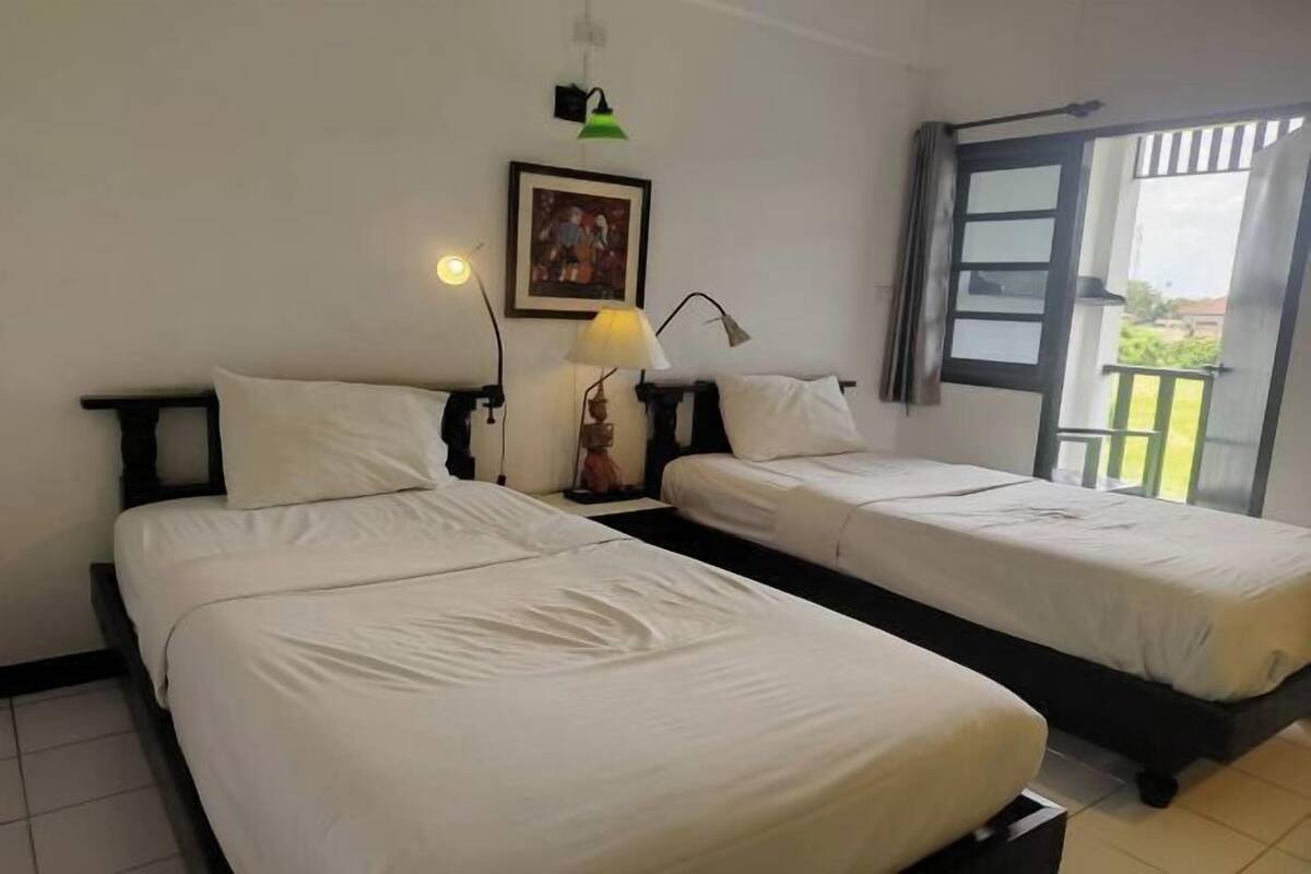 Escritorio, cortinas opacas, camas supletorias y wifi gratis