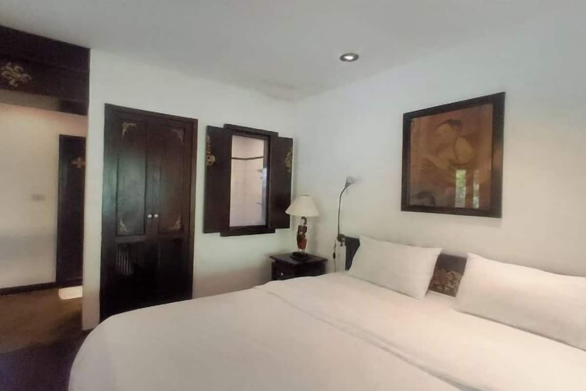 Desk, blackout curtains, rollaway beds, free WiFi
