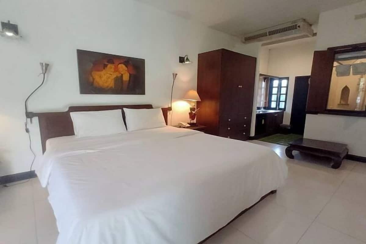 Desk, blackout curtains, rollaway beds, free WiFi