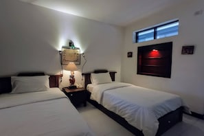 Deluxe-Zweibettzimmer | Schreibtisch, Verdunkelungsvorhänge, Zustellbetten, kostenloses WLAN