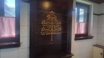 Escritorio, cortinas blackout y camas plegables/adicionales