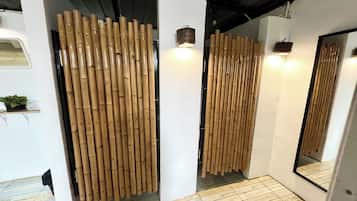 Chuveiro, toalhas de banho