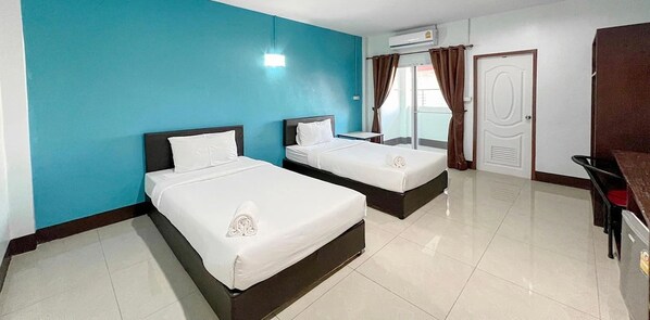 Standard Twin Room | Desk, free WiFi