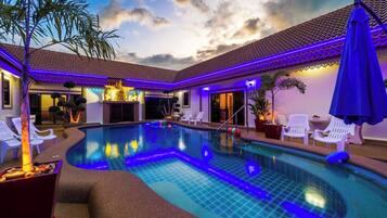 Piscina externa, guarda-sóis, espreguiçadeiras