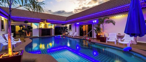 Piscine extérieure, parasols de plage, chaises longues
