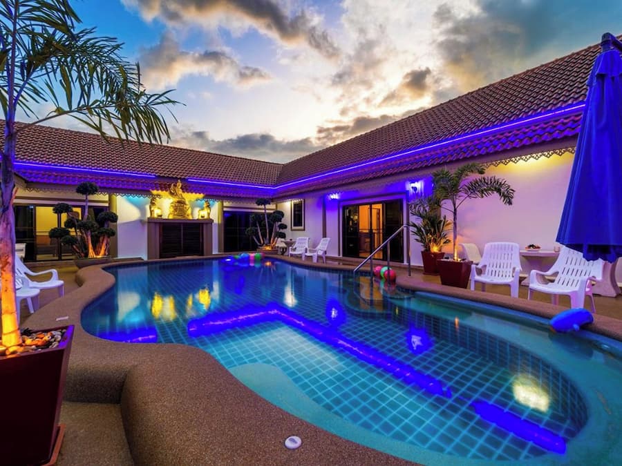 Una piscina al aire libre, sombrillas, tumbonas
