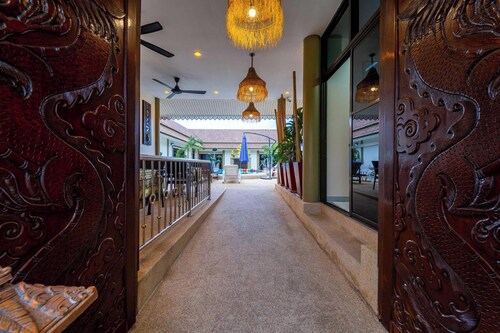 Siam Court Hotel And Resort