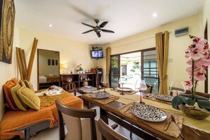 Chambre familiale | Coffre-fort, bureau, fer et planche à repasser, accès au Wi-Fi (inclus)