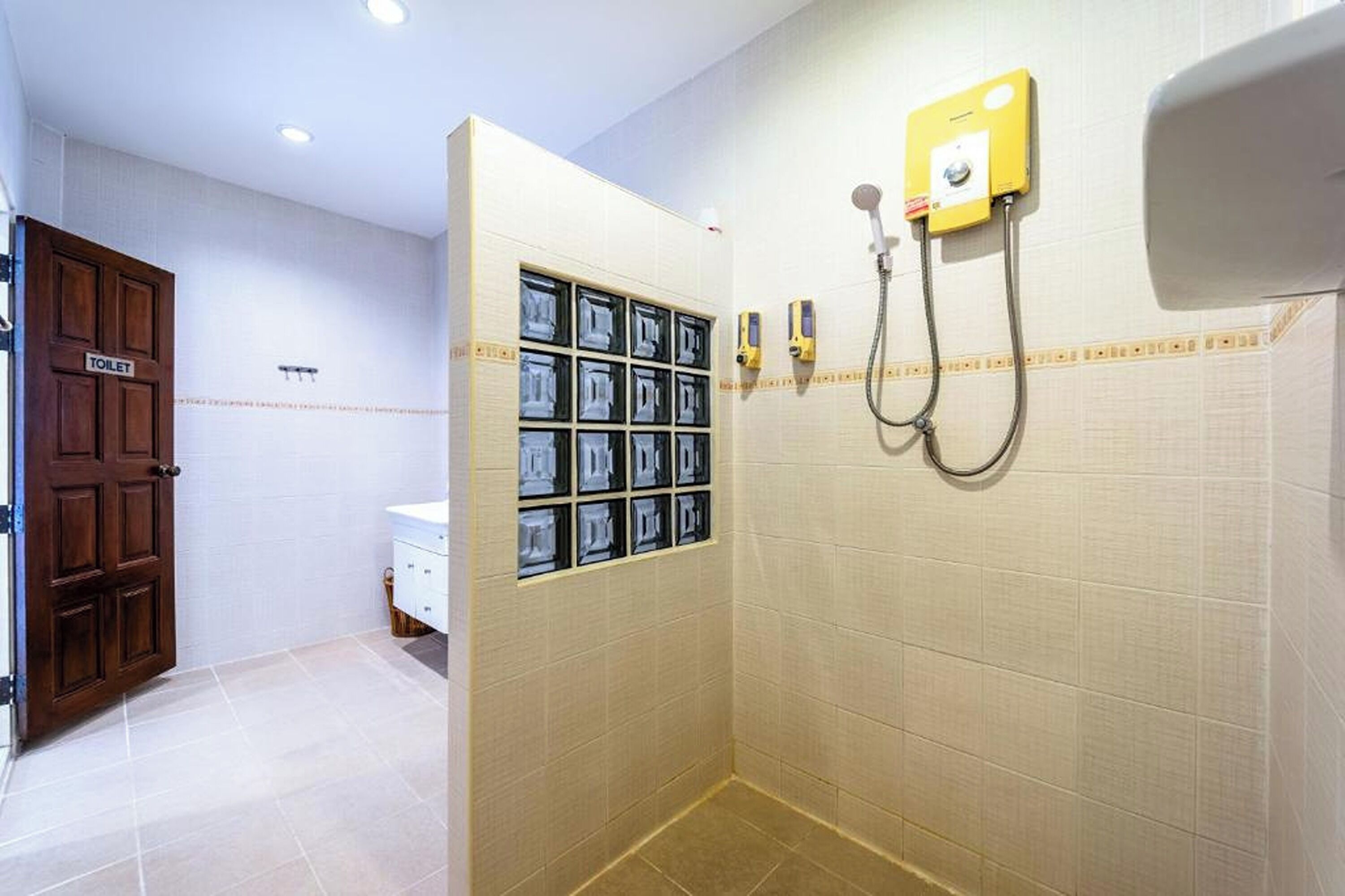 Een badkamer met een douche, toilet en wastafel.