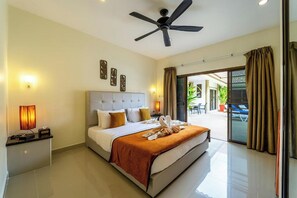 Coffres-forts dans les chambres, bureau, fer et planche à repasser